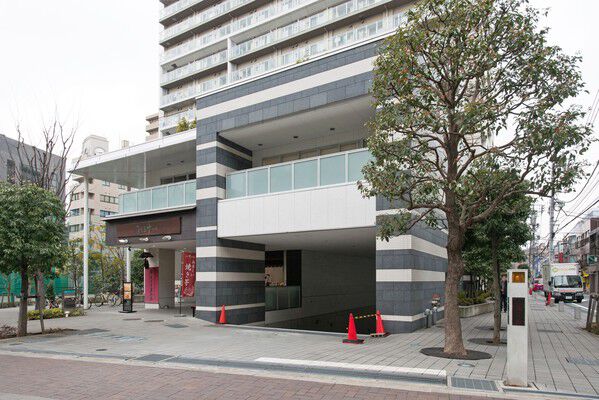 地下駐車場出入り口にはリモコンシャッターを装備し防犯性を高めています。		