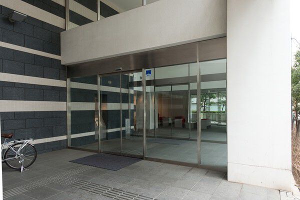 ガラス張りのエントランスホールはギャラリーのような空間。		