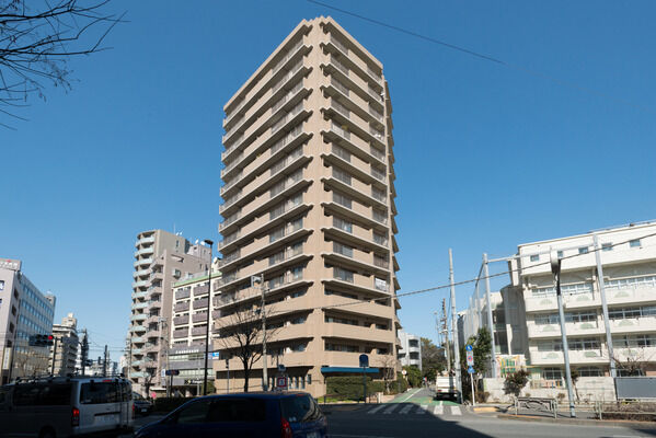 【茗荷谷パークホームズ】地上15階建て。万一の地震に備え、免震構造を採用しました。