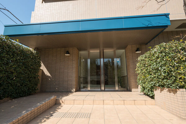 エントランスには階段と共に緩やかなスロープを設置。 エントランスには階段と共に緩やかなスロープを設置。