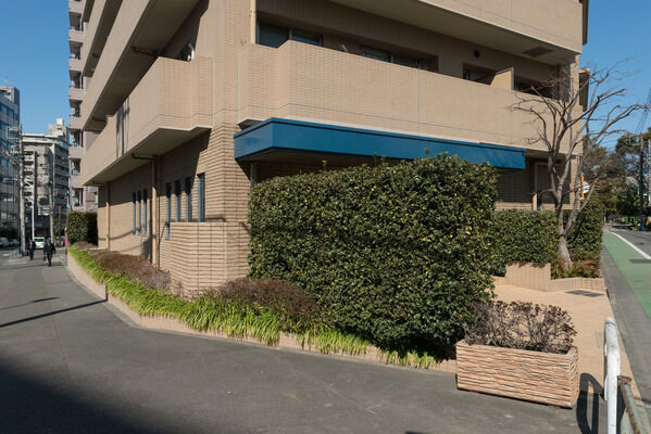 住まう人のプライバシーを保つため、1階すべてを共用スペースに。 住まう人のプライバシーを保つため、1階すべてを共用スペースに。