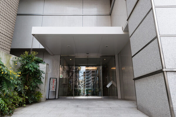 【パークホームズ小石川】メインエントランスは白い天然石で床や壁を統一。洗練された上質感が漂います。