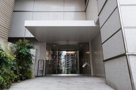 メインエントランスは白い天然石で床や壁を統一。洗練された上質感が漂います。