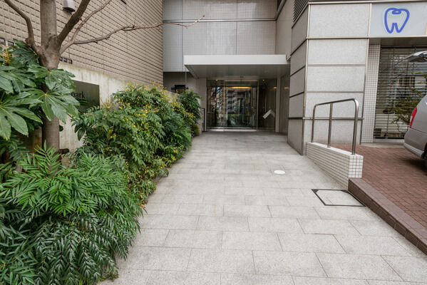 【パークホームズ小石川】植栽に彩られたアプローチが訪れる人を誇らかに迎え入れます。