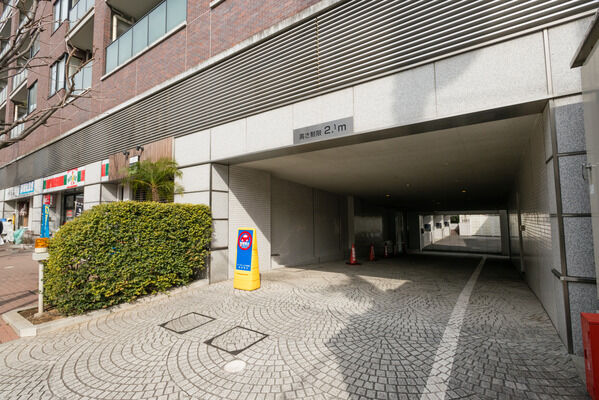 36台収容可能な駐車場の入り口にはリモコン式のゲートシャッターを設置。 36台収容可能な駐車場の入り口にはリモコン式のゲートシャッターを設置。