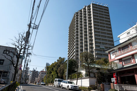 地下2階・地上23階建て。都心を一望する丘の上に悠然と佇みます。 地下2階・地上23階建て。都心を一望する丘の上に悠然と佇みます。