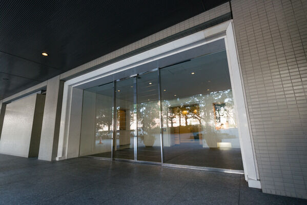 エントランスホールには、サービスカウンターが設置されています。 エントランスホールには、サービスカウンターが設置されています。