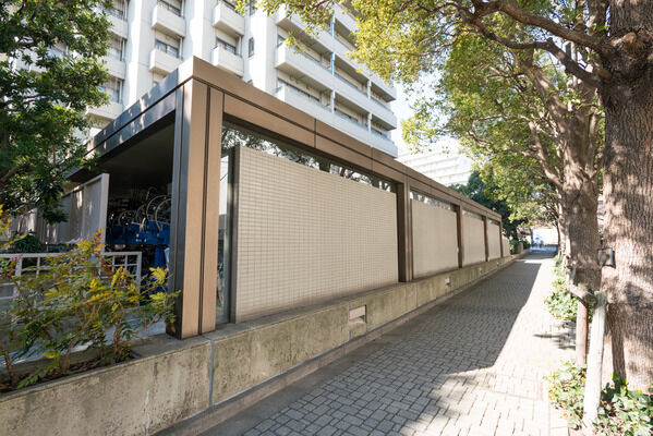 ロータリーを通って地下駐車場へ。3段式駐車方式で各戸に一台の駐車場を確保。 ロータリーを通って地下駐車場へ。3段式駐車方式で各戸に一台の駐車場を確保。