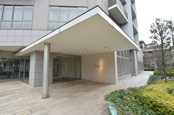 「不忍通り」に面した緑あふれるエントランス。		