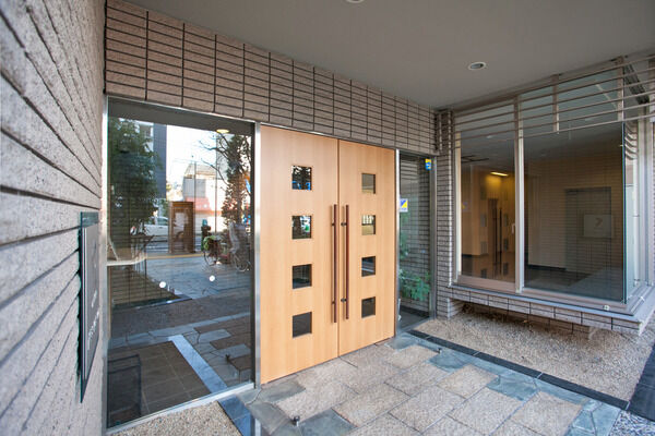 オートロックのドアから入ると、そこは約3ｍの天井高を活かした折上げ天井が演出。