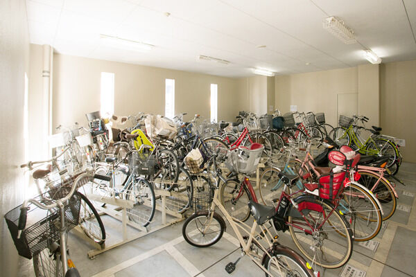 ラック式自転車置き場は52台分。バイク置き場が10台分設置。