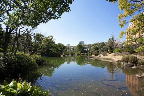 休日のリフレッシュに最適な「旧安田庭園」は、約400m（徒歩5分）。