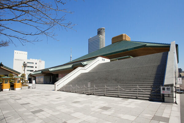 「両国国技館」は、約700m（徒歩9分）。