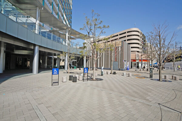 広々としたオープンスペースも兼ねたアプローチは、バリアフリーに配慮。		