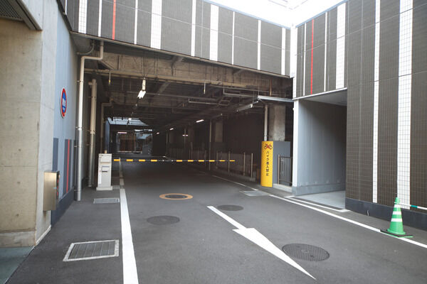 ゲート付き駐車場を敷地内に設置。