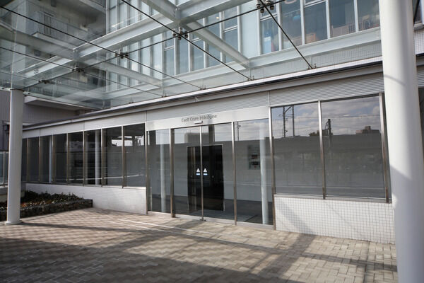 陽光と風に季節を感じるガラス張りの2階エントランス。		