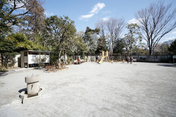四季の花木が美しい「向島百花園」まで約1,000m（徒歩13分）。		