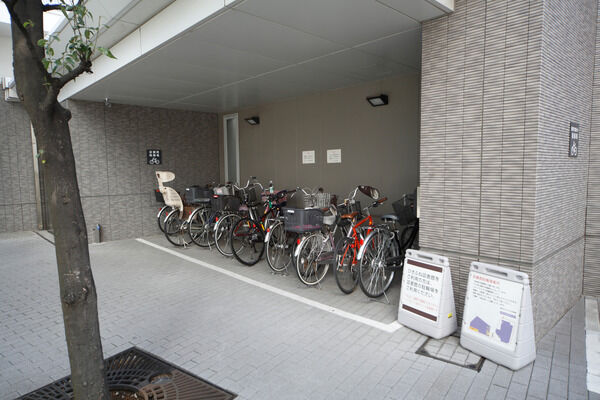 レジデンス1階に駐輪場45台分を確保。タワー地下には屋内駐輪場174台分を用意。		