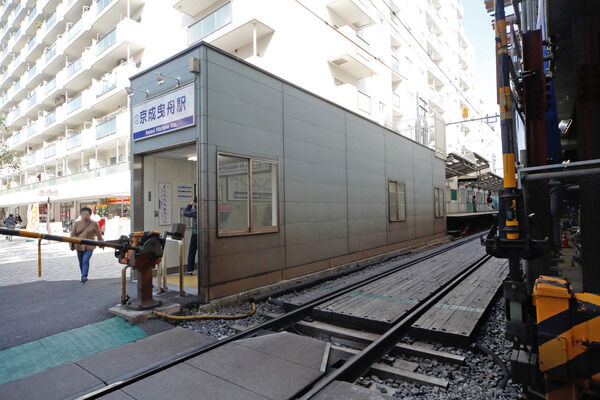 東西を繋ぐ京成電鉄押上線「京成曳舟」駅まで約160m（徒歩2分）。		