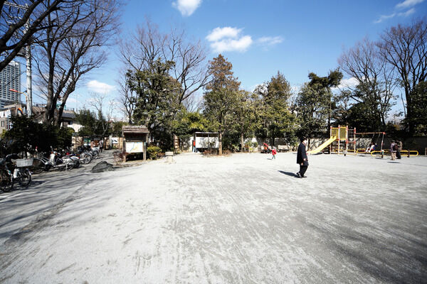 四季折々の花が咲き誇る「向島百花園」まで約1,100m（徒歩14分）。		