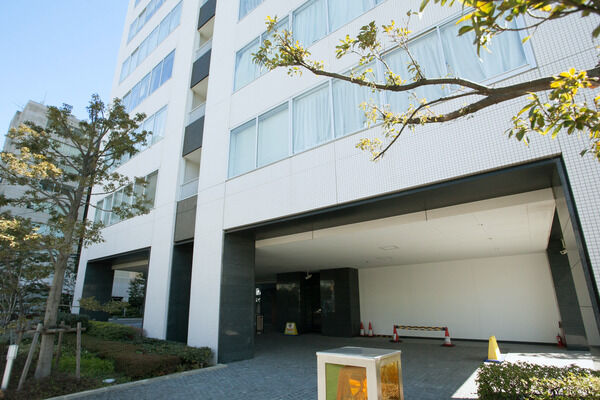 歩車分離の安全性を考慮した駐車場には、92台収容可能。 歩車分離の安全性を考慮した駐車場には、92台収容可能。