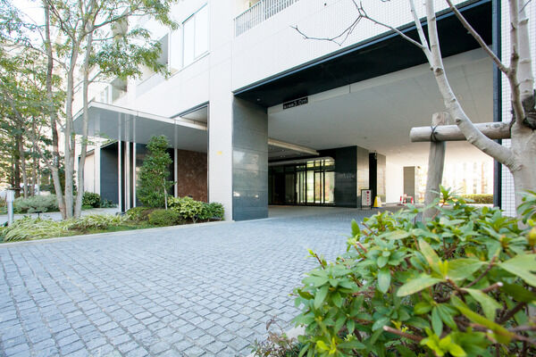 ラグジュアリー感のある車寄せは住まいの品格を演出します。 ラグジュアリー感のある車寄せは住まいの品格を演出します。