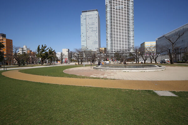 野球場、テニスコート、プールも備えた「錦糸公園」まで約20m（徒歩1分）。		