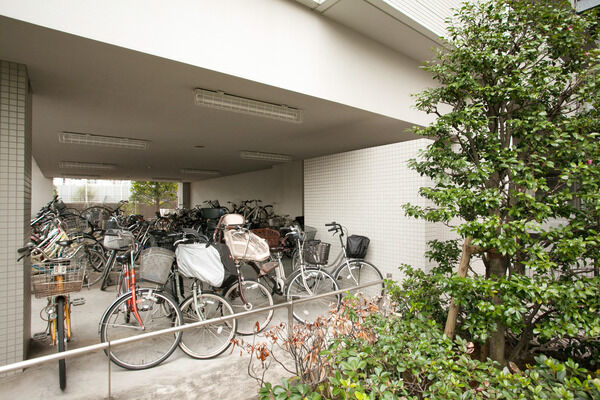 138台収容の駐輪場は敷地内に設置。
