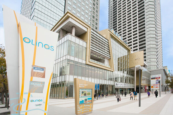 専門店やレストランが充実の、ショッピングモール「オリナス」は約80m（徒歩1分）。