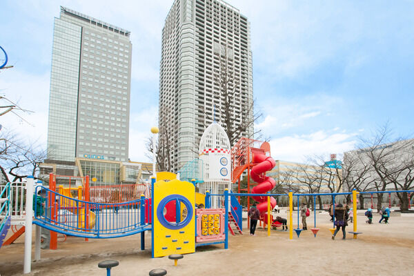 緑豊かな「区立錦糸公園」は、約120m（徒歩2分）。