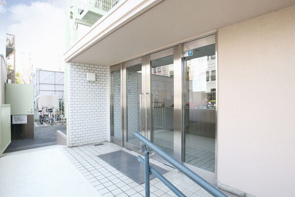 エントランスアプローチは、バリアフリーを採用しています。