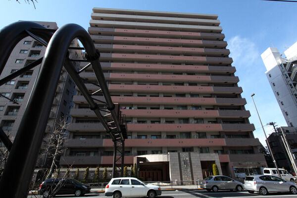 【隅田川パークホームズ】南東向きの住戸。良好な採光と眺望に配慮しています。