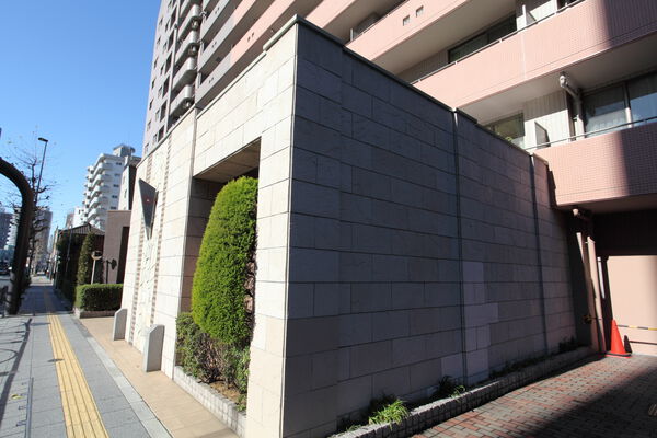 エントランスはひときわ格調高く。入口は左側で、風除けの役目を果たしています。