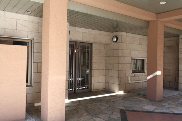 ベージュ色を基調に、温かみを与えるエントランス。