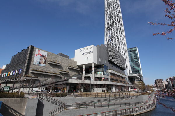 休日は「東京ソラマチ」でお買い物も。約750m（徒歩10分）。