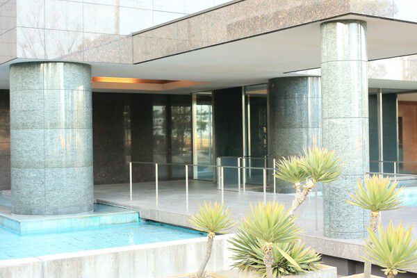 ガラス貼りのクリークに浮かぶエントランスアプローチ。		