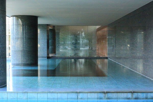 エメラルドブルーのタイル貼りのテラスは広々としてゴージャス感に溢れています。		