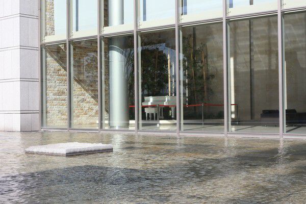 水盤を利用した透明性のあるファサード。		