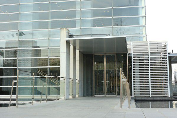 シンプルかつシャープなエントランス。 シンプルかつシャープなエントランス。