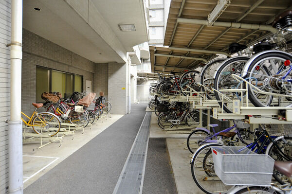 ラック式、108台の駐輪場を敷地内に設置。