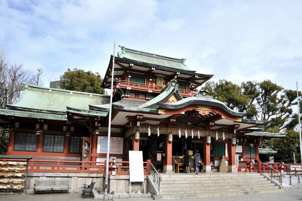 たくさんの観光客で賑わいをみせる「富岡八幡宮」は、約750m（徒歩10分）。