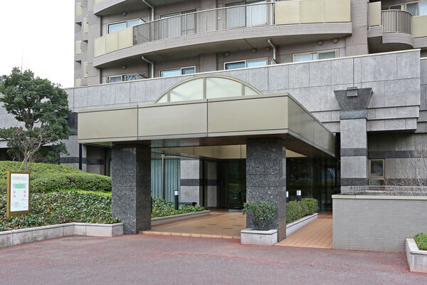 大きな庇が住まう人を風雨から守るエントランスファサード。		