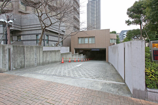 288台収容の地下駐車場。他に183台収容平面駐車場を設置。	