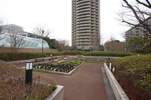 空地率約78％。3つのガーデンを設置し、生活に潤いを提供。		