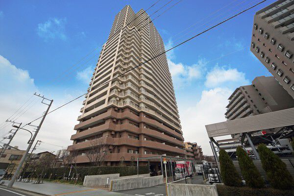 【ライオンズタワー大島】タワーの四隅に効果的な凹凸を設けることで、独自のフォルムを形成。		