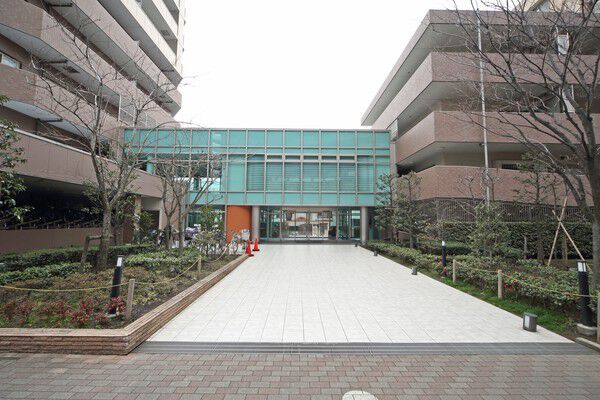 洗練されたガラス張りの壁面が緑と調和するエントランス。		