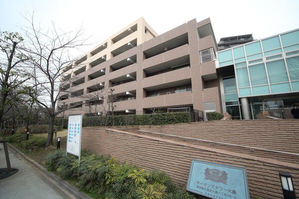 数多くの樹木と草花に囲まれた落ち着いた住環境。		