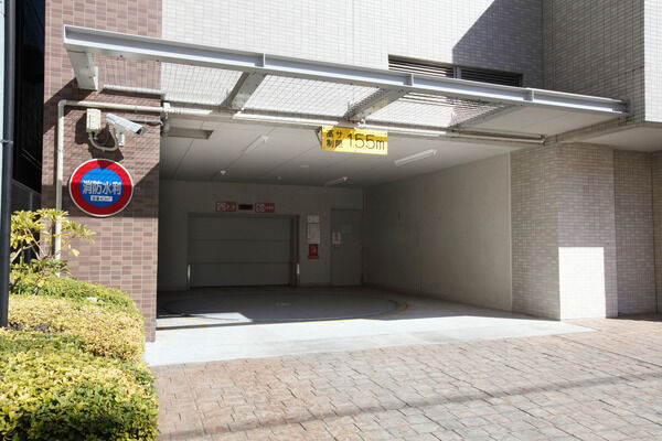 36台分の機械式屋内駐車場には、防犯カメラが設置されています。