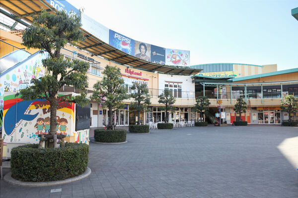 お買い物に便利な「サンストリート亀戸」までは、約400m(徒歩5分）。