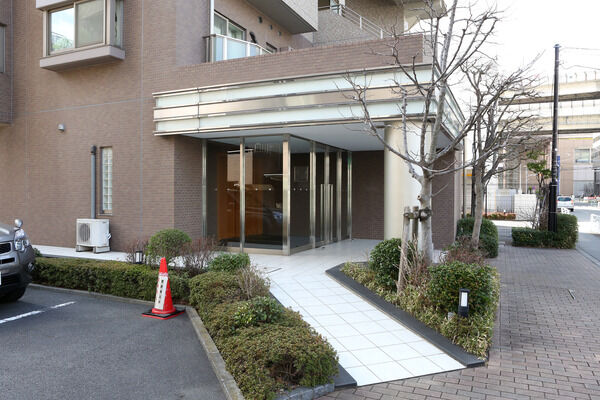 シンボルツリーが住まう人を出迎えるエントランスアプローチ。		